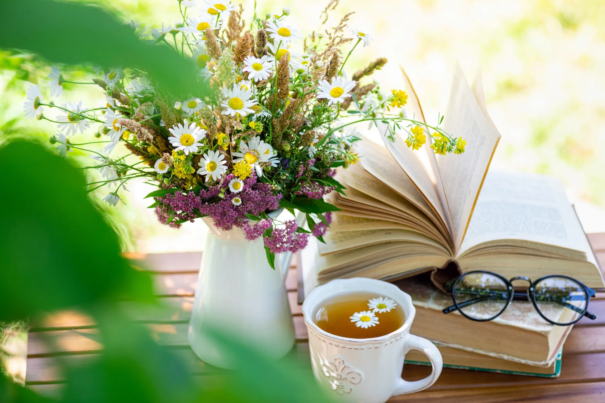 Libros con flores y té